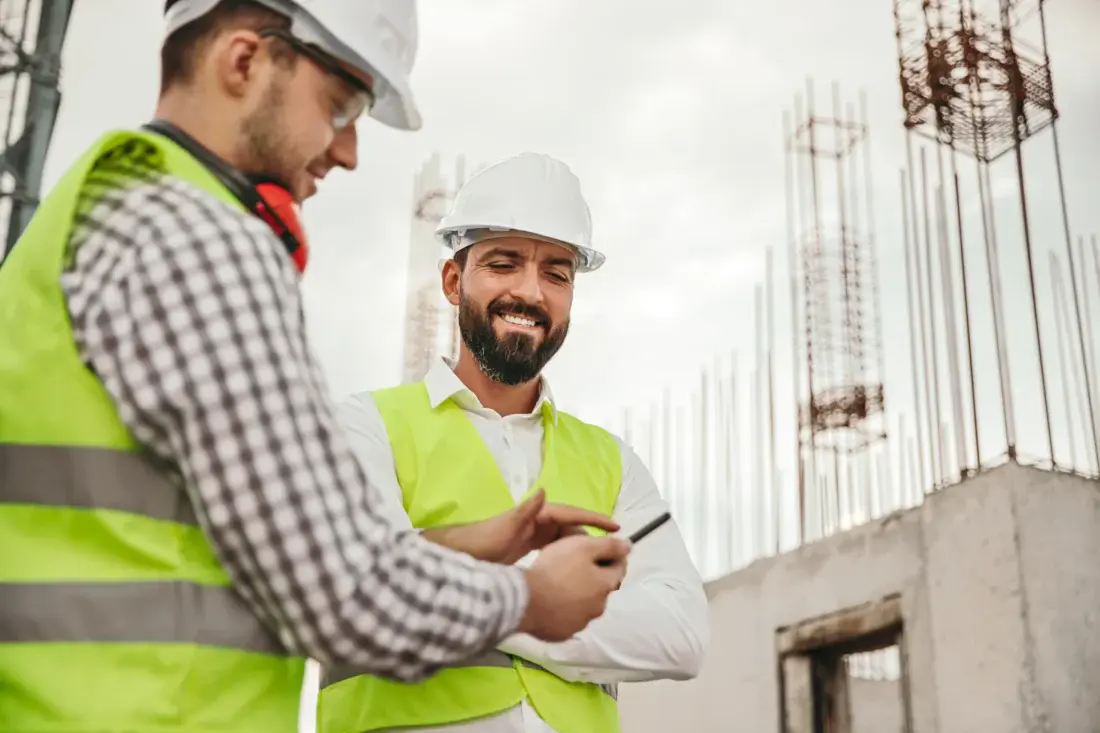 Construciton-staffs-talking2 | Fast Labour Hire Construciton-staffs-talking
