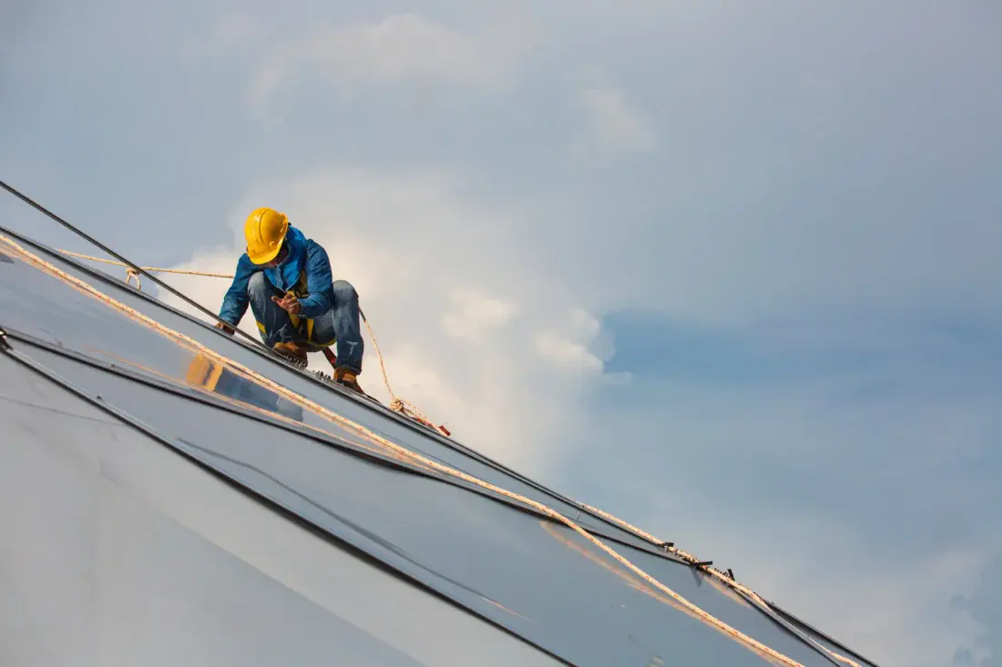 labour-hire-working-on-roof