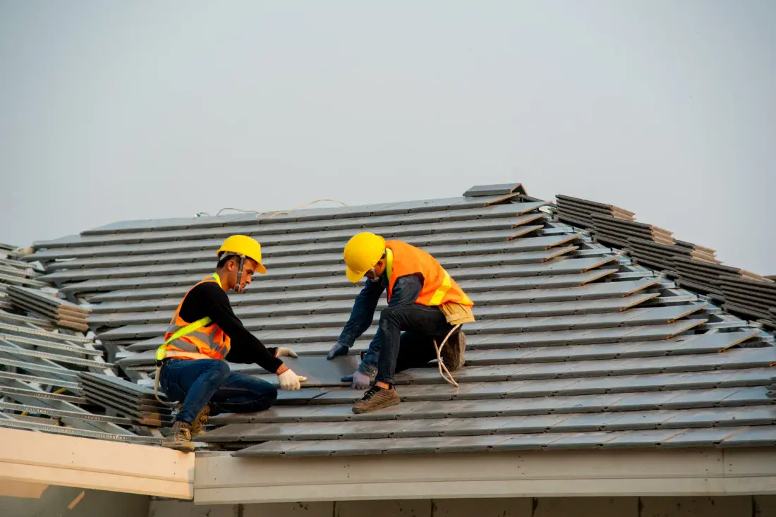 labour-hire-workers-on-the-roof | Fast Labour Hire labour-hire-workers-on-the-roof