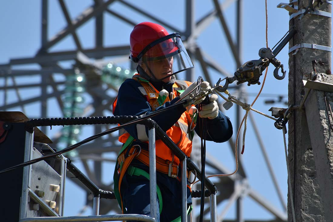 blog-image-0095 | Fast Labour Hire Utility worker in safety gear repairs power cables outdoors